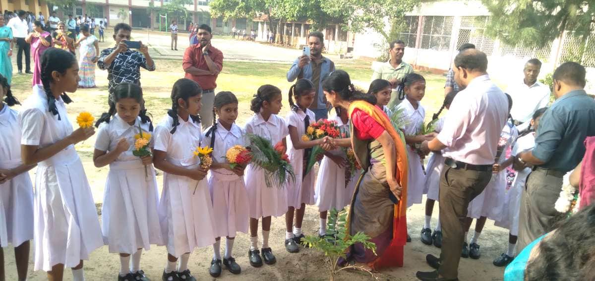 எனது மகளின் தரம் 6 முதல் நாள். மட்/குடியிருப்பு கலைமகள் மகா வித்தியாலயம்