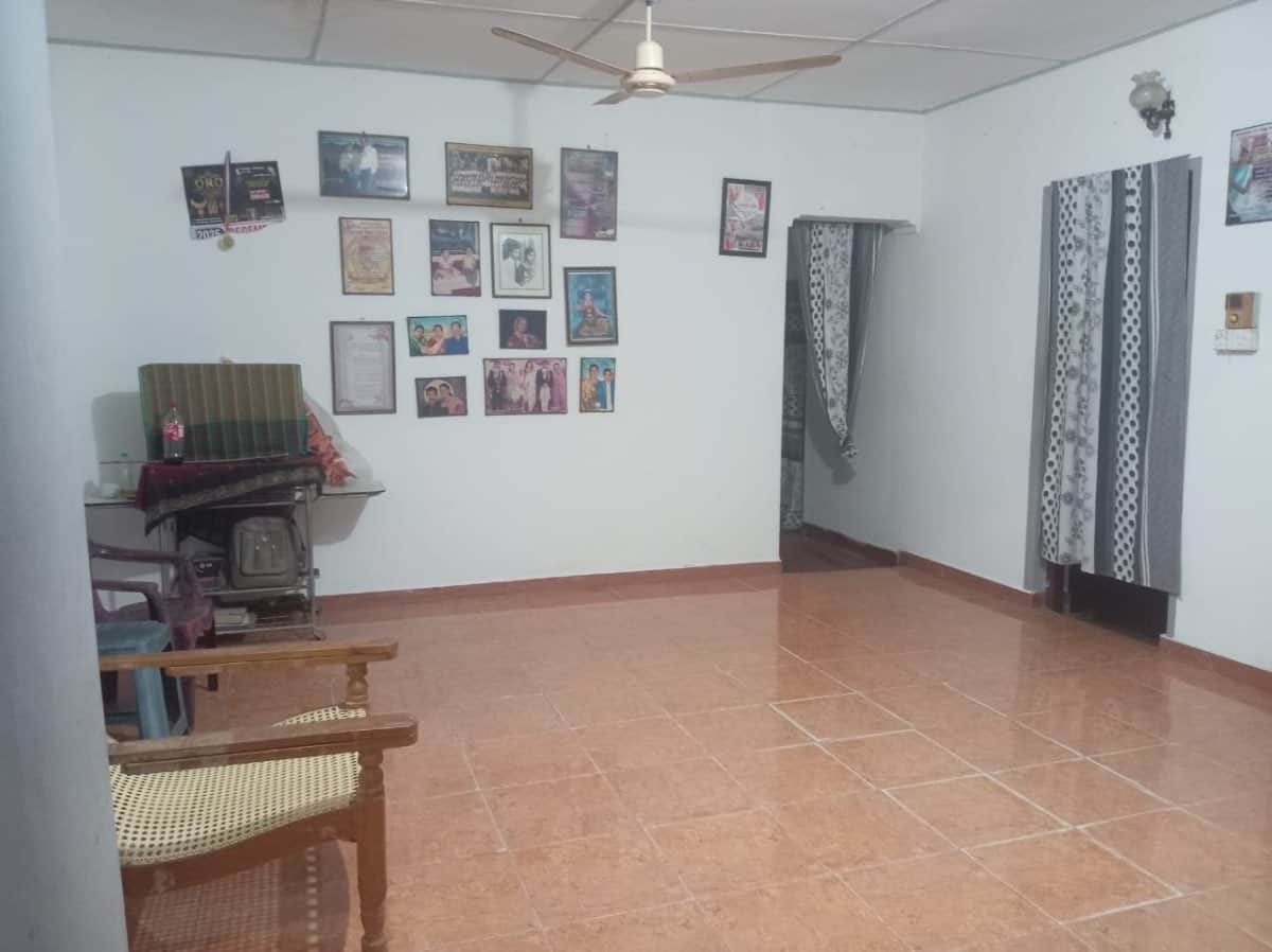 நாவற்குடாவில் பழய கல்முனை வீதியில் மூன்று மாடி வீடு விற்பனைக்கு உண்டு Call 0778641182